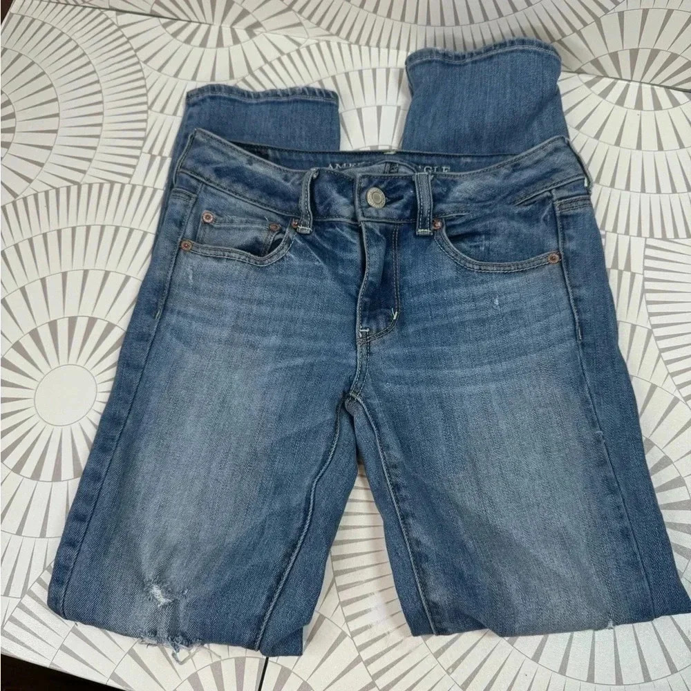 American Eagle Women’s Straight Stretch Size 2‎ SHORT Distressing on knees